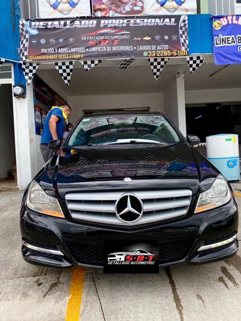 Mercedes detallado en el taller