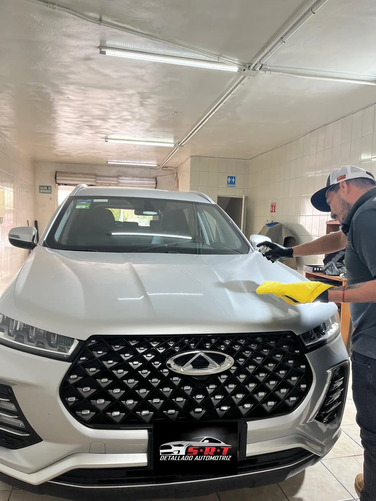 Detallado de SUV blanca